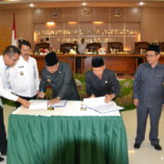 Bupati dan Ketua DPRD Langkat menandatangani SK dan Berita Acara Perda P.APBD 2019 disaksikan Wakil Ketua DPRD dan Sekda